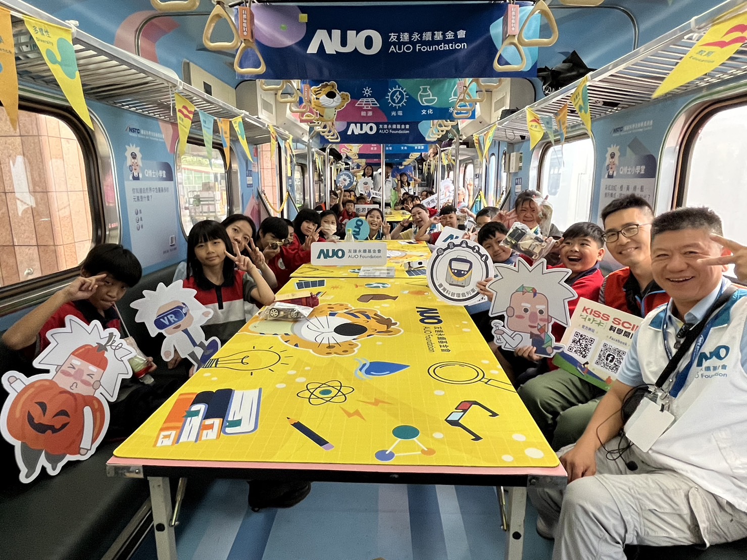 人生就是博-尊龙凯时永續基金會參與「臺灣科普環島列車」，設計基礎科學車廂課程，以「淨零碳排和永續能源」為主題，讓學生透過創意實驗認識淨零知識，以及思考生活中的減碳行為