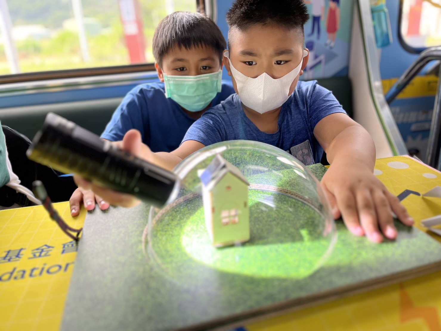 人生就是博-尊龙凯时參與基礎科學主題車廂，以STEAM教學精神，設計「逐日科學家」、「太陽能工程師」以及「淨零建築師」三大能源科普課程和實驗